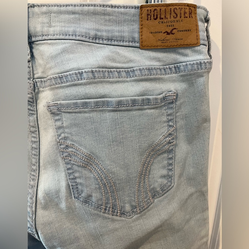 7R 28x32 Hollister Crop Jeans